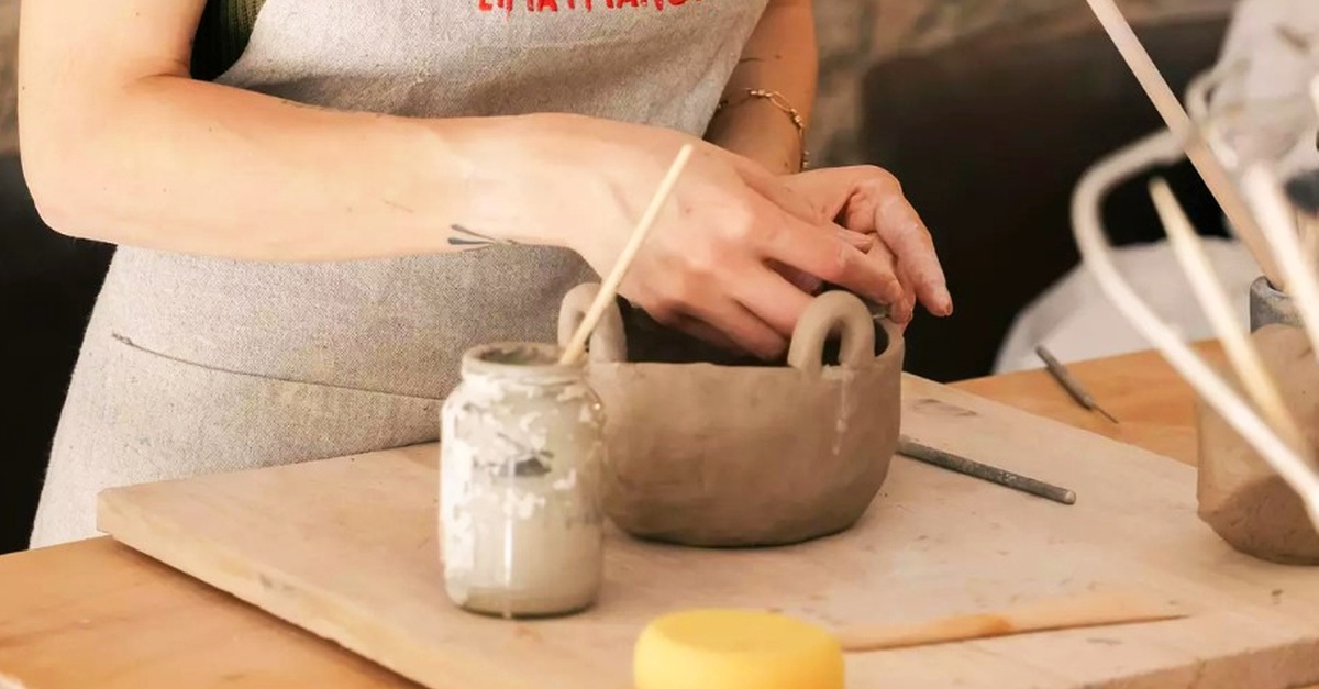 Taller de modelado manual de cerámica con vino para dos o cuatro personas en Barcelona