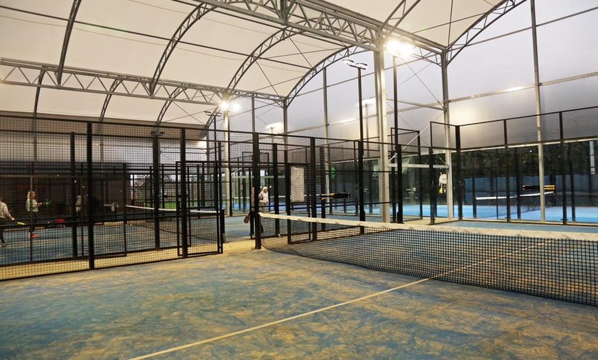 Image 6: Padel: sportieve uitdaging met indoor en outdoor courts