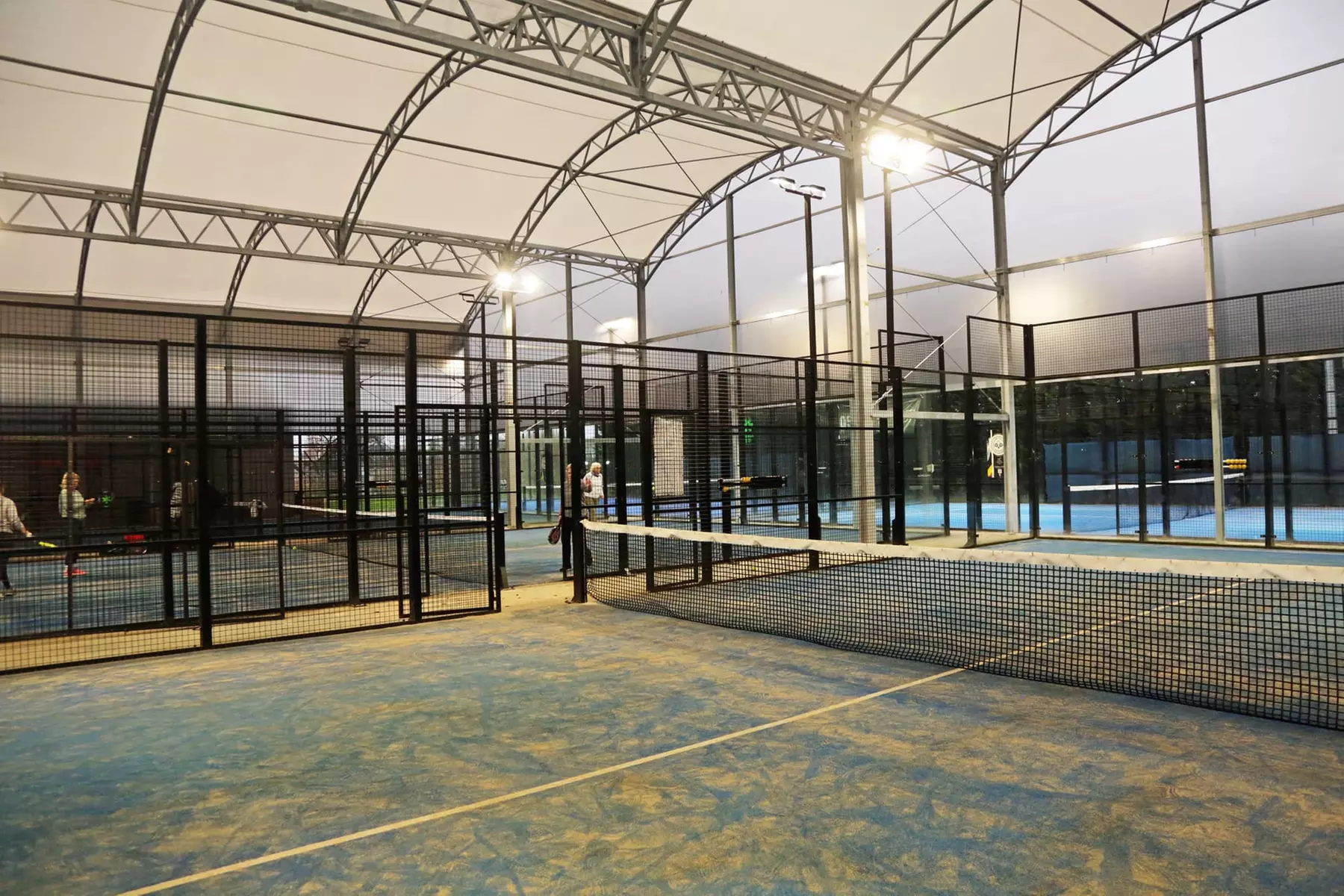 Padel: sportieve uitdaging met indoor en outdoor courts