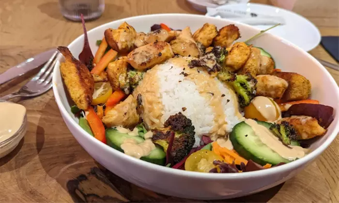 Reisbowl nach Wahl mit hausgemachter Limo für 1, 2 oder 4 Personen