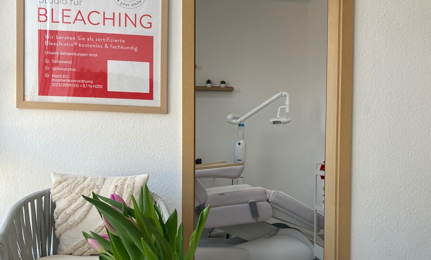 Image 2: Natürlich weiß in nur 60 oder 90 Min.: Zahn-Bleaching  für 1 Person