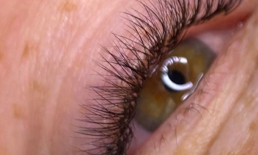 Image 10: Wimpernverlängerung mit 1:1-, Volumen- oder Mega-Volumen-Technik 