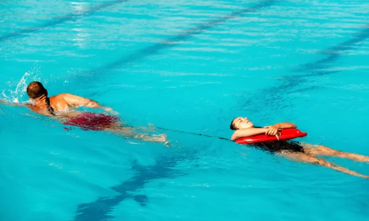 Master Lifeguard Skills with Comprehensive Training