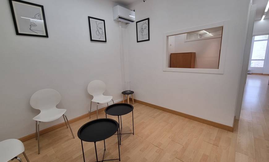 Image 8: Tratamiento reafirmante inyectado en tercio superior facial para 1