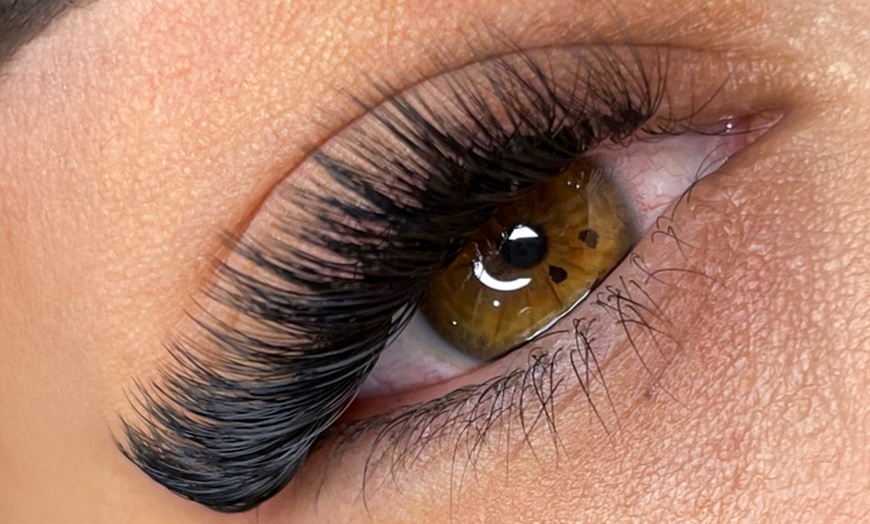 Image 3: Timeless Elegance with One Full Set of Classic Eyelash Extensions 
