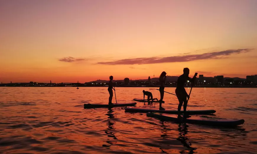 Image 1: Amanecer, atardecer o bautizo en paddlesurf con instructor para 1 o 2