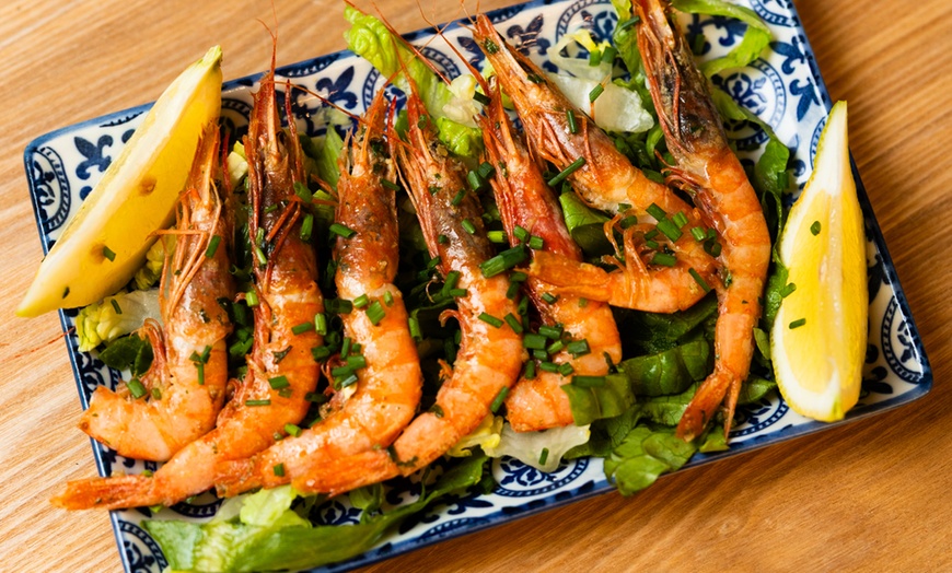 Image 12: Menú fusión con entrante, principal, postre y bebida 