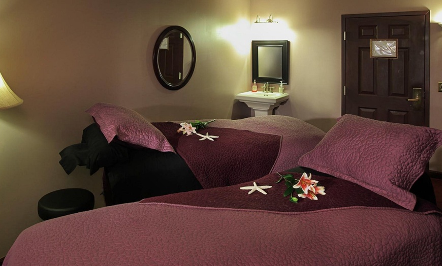 Image 2: Relax with a 60 or 80-Minute Swedish Couples Massage & Mineral Bath