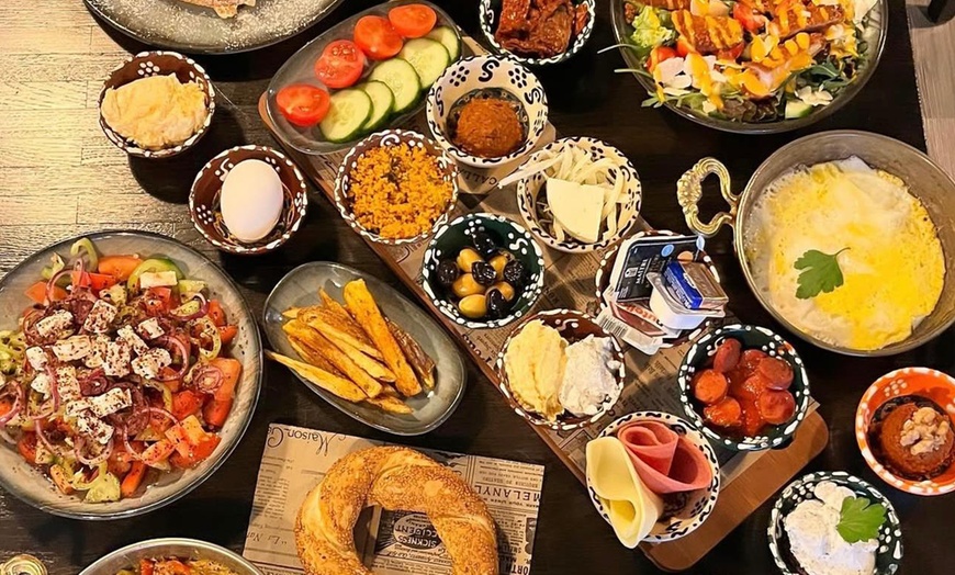 Image 2: Herzhaft & süß vereint: Brunch-/Frühstücksplatte für 2 oder 4 Personen