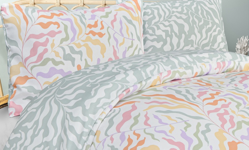 Image 2: Pastel Waves-Theme Duvet Set
