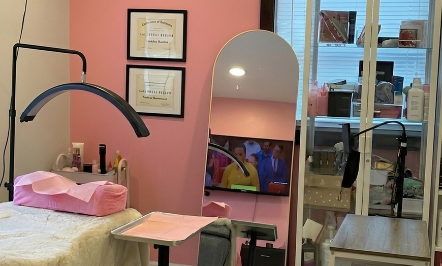 Image 8: Classic, Hybrid, or Volume Eyelash Extensions w/w/o Two Week Fill