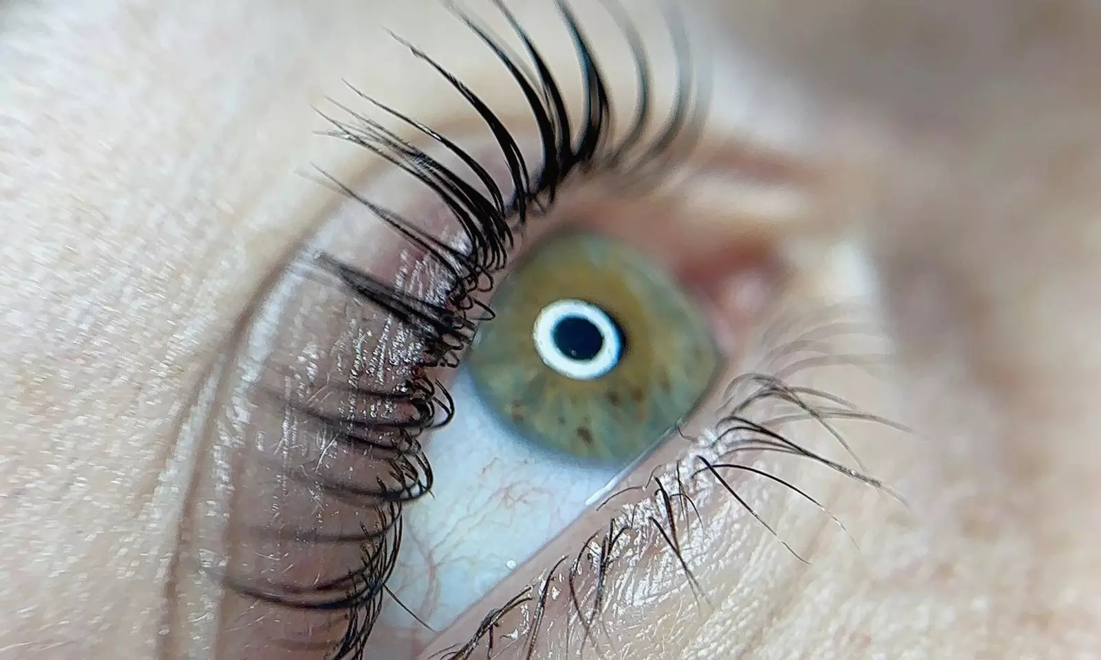 Microblading des sourcils, restructuration ou soin Hydra Gloss lèvres