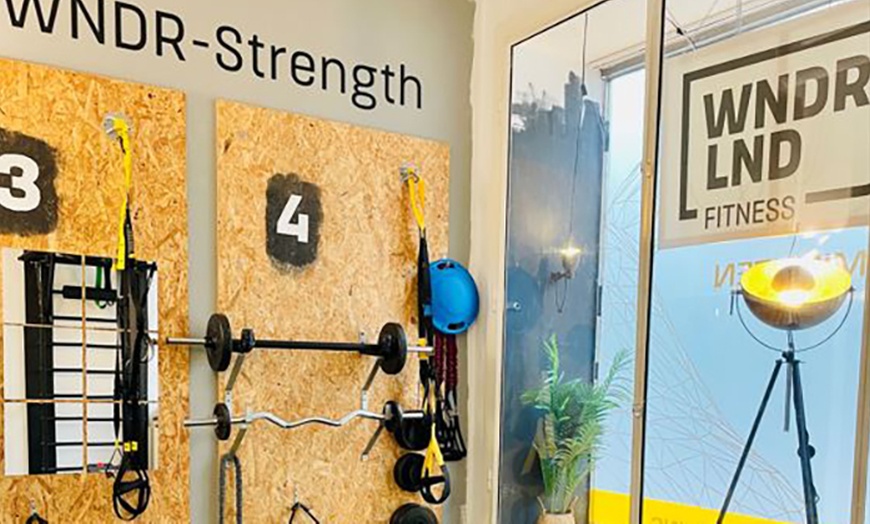 Image 7: 2 od. 3x EMS-Personaltraining á 20 Min. inkl. Anzug, Handtuch & Wasser