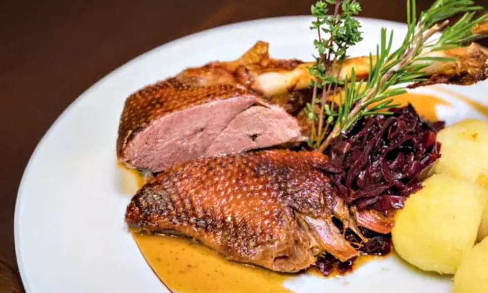 Kulinarischer Wintergenuss: Festliches Entenbuffet mit Beilagen für 1, 2 oder 4 Personen (bis zu 21% sparen) - Primary Image