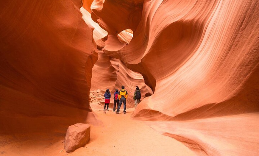 Image 5: Explore Las Vegas with Marvit Tours