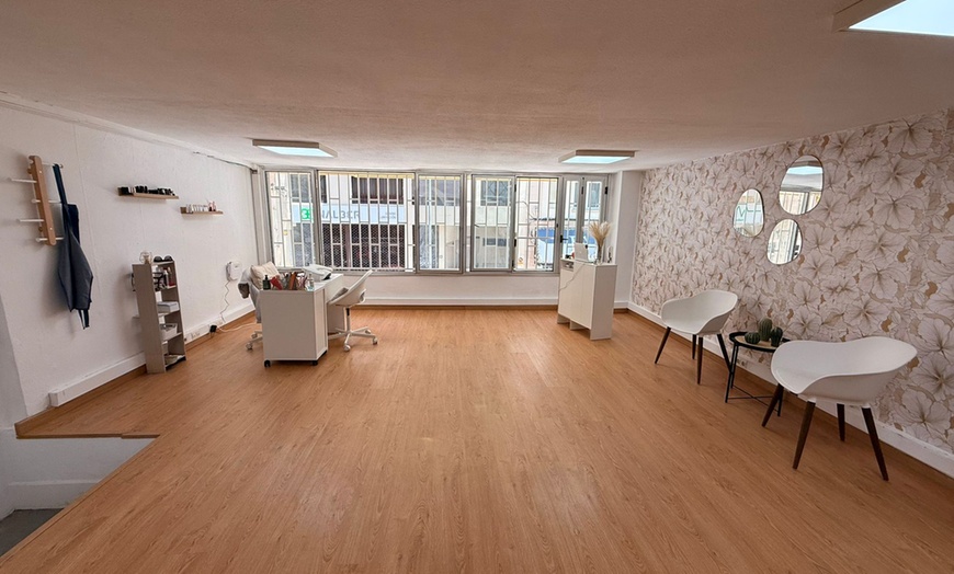 Image 11: Manicura y/o pedicura o primera puesta de uñas con soft gel