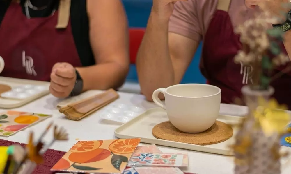 Taller de pintura en cerámica durante 2 horas con bebida
