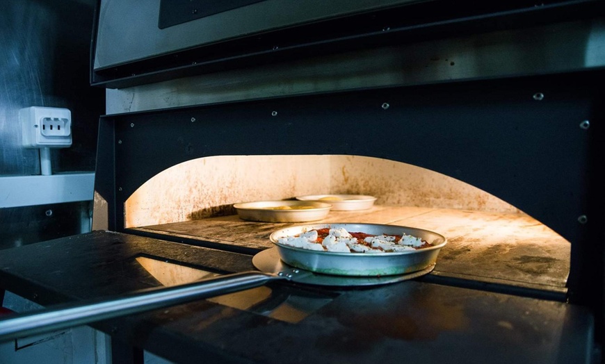 Image 1: Menú de pizza con alquiler de hamaca y sombrilla en Raffocaccia