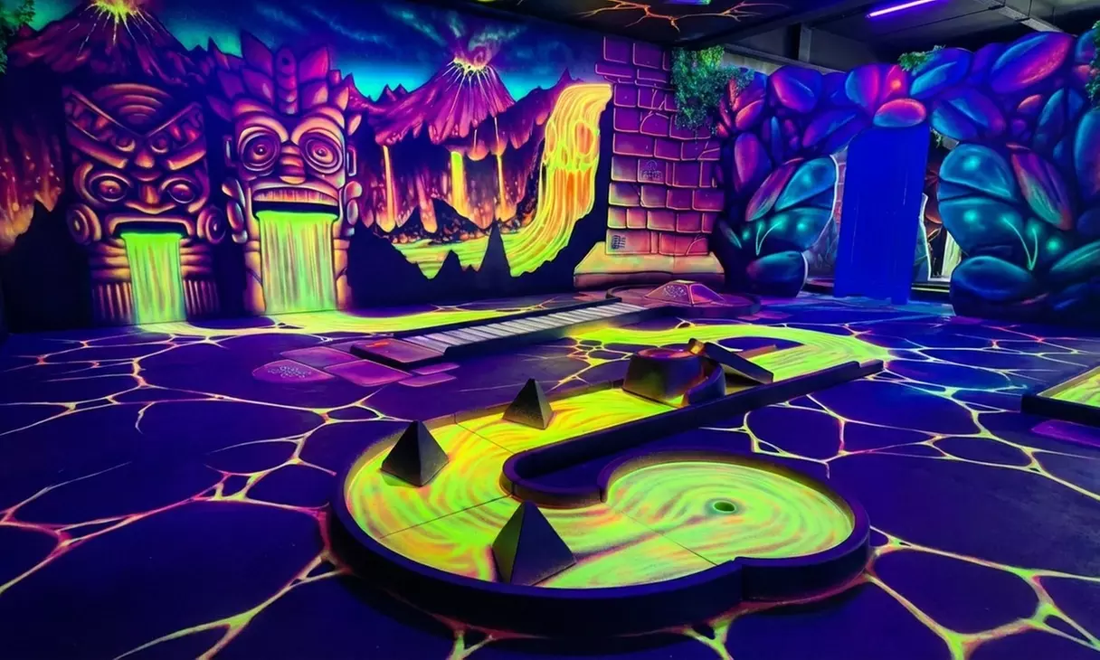 1 partie de mini golf enfant ou adulte à Black Holes Minigolf