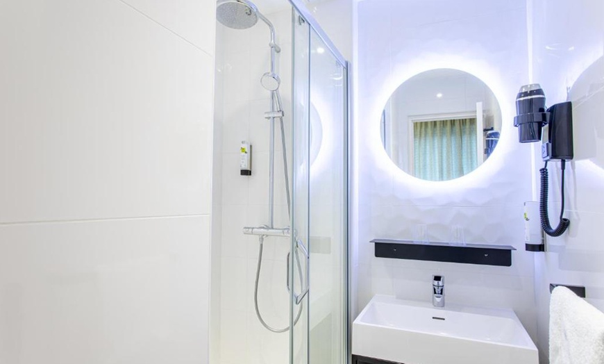 Image 7: Vittel : chambre double ou triple avec petit-déjeuner et accès spa
