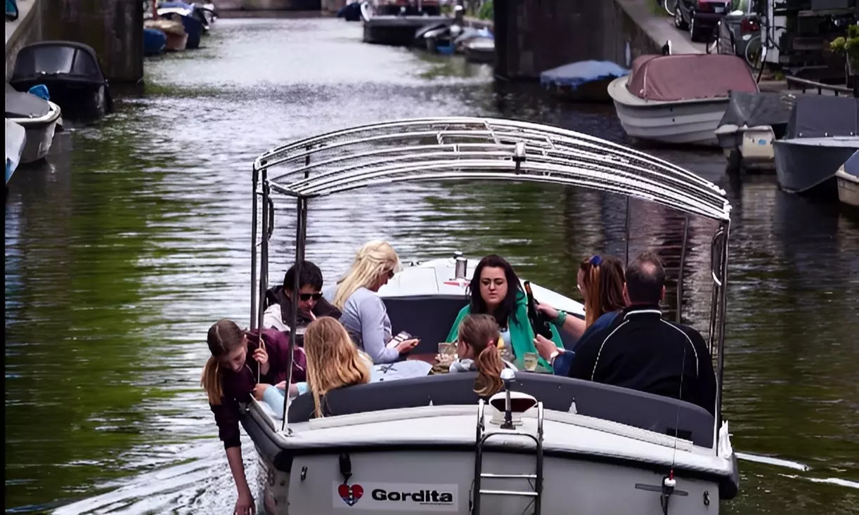 Privé rondvaart door de Amsterdamse grachten met open bar