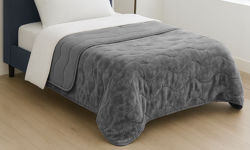 Image 3: Premium Winter Quilt: Soft, Hypoallergenic and Luxurious Comfort