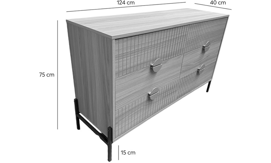 Image 11: Commode "Torinese" décor bois rainuré et poignées dorées de Kocoon 