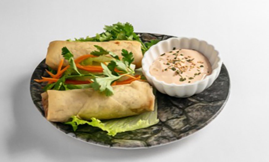 Image 6: Menú Nikkei con entrante, principal, postre y bebida