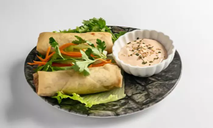 Menú Nikkei con entrante, principal, postre y bebida