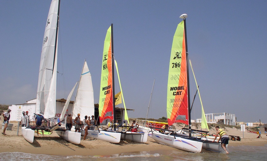 Image 2: Alquiler de catamarán privado durante 2 h para hasta 3 personas 