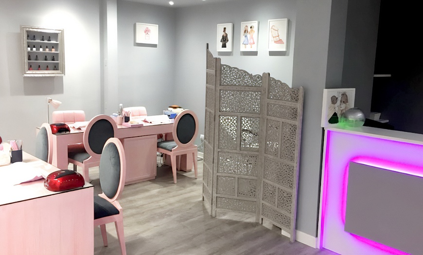 Image 2: Realza tus facciones con servicios de pestañas y cejas para 1 persona 