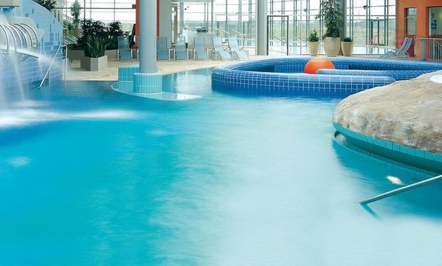 Image 1: Mainz: 4* WENS Hotel inkl. Tageskarte Bade- & Saunawelt Rheinwelle