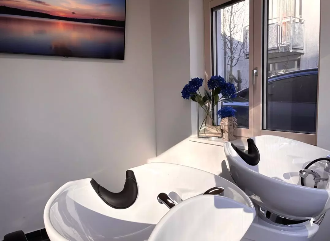 Waschen, Schneiden und Föhnen, opt. inkl. Ansatzfarbe für 1 Person