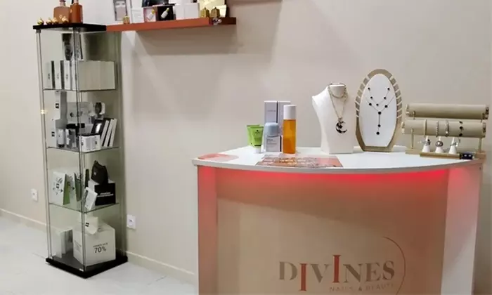 Pose de vernis semi-permanent couleur à Divines