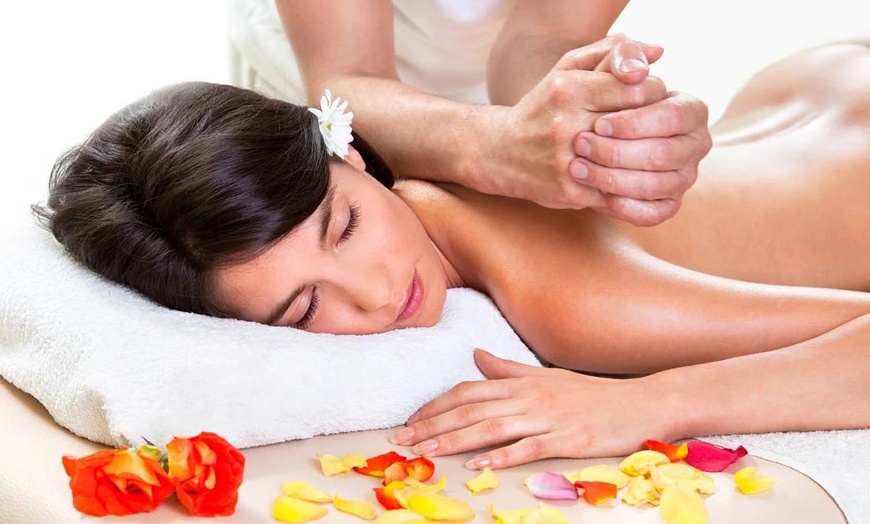 Image 1: Masaje de 30, 60 y 90 minutos a elegir  