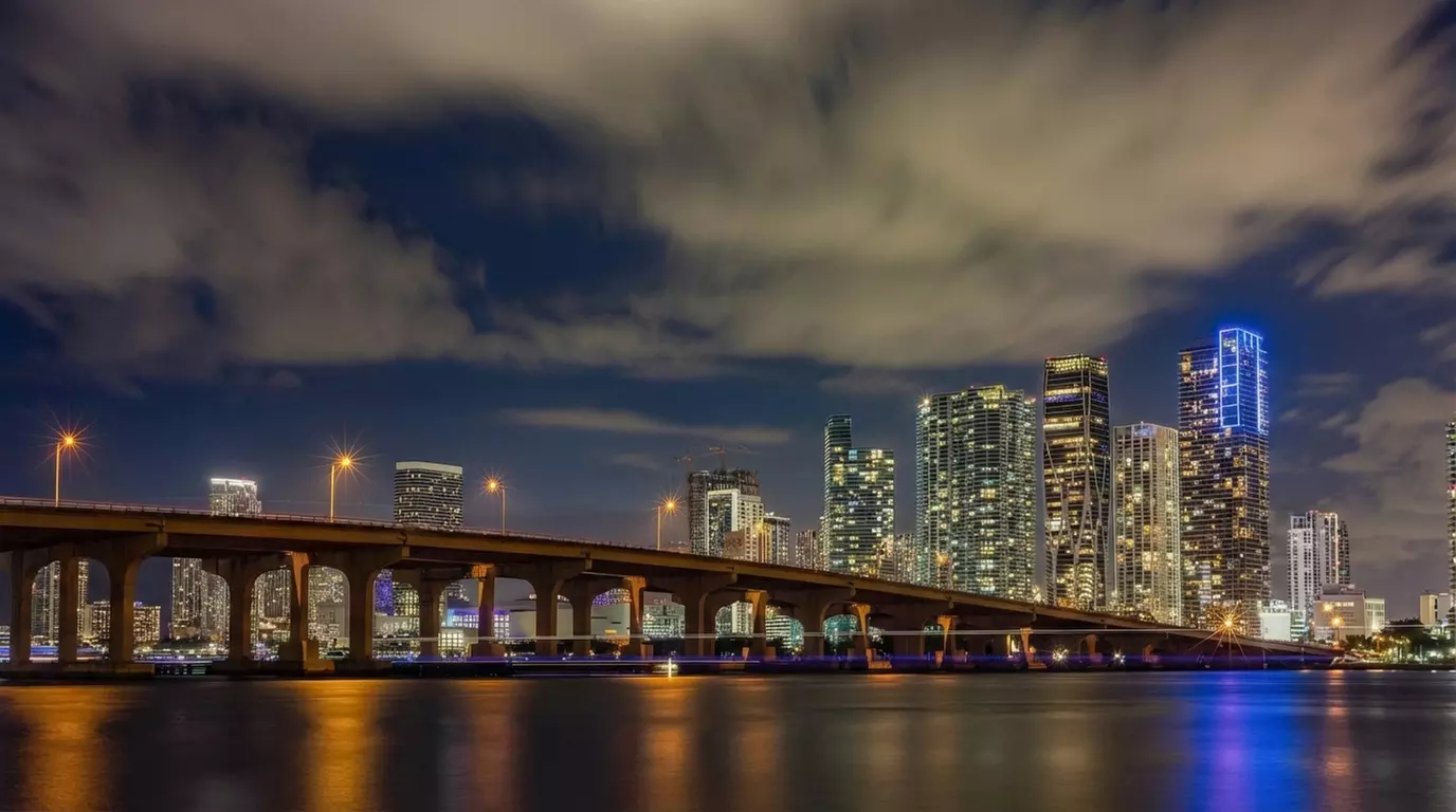 Miami Skyline & Celebrity Mansion Boat Tour – Biscayne Bay