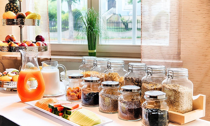 Image 2: Frühstücksbuffet inkl. 1 Glas Sekt für 2 oder 4 Personen