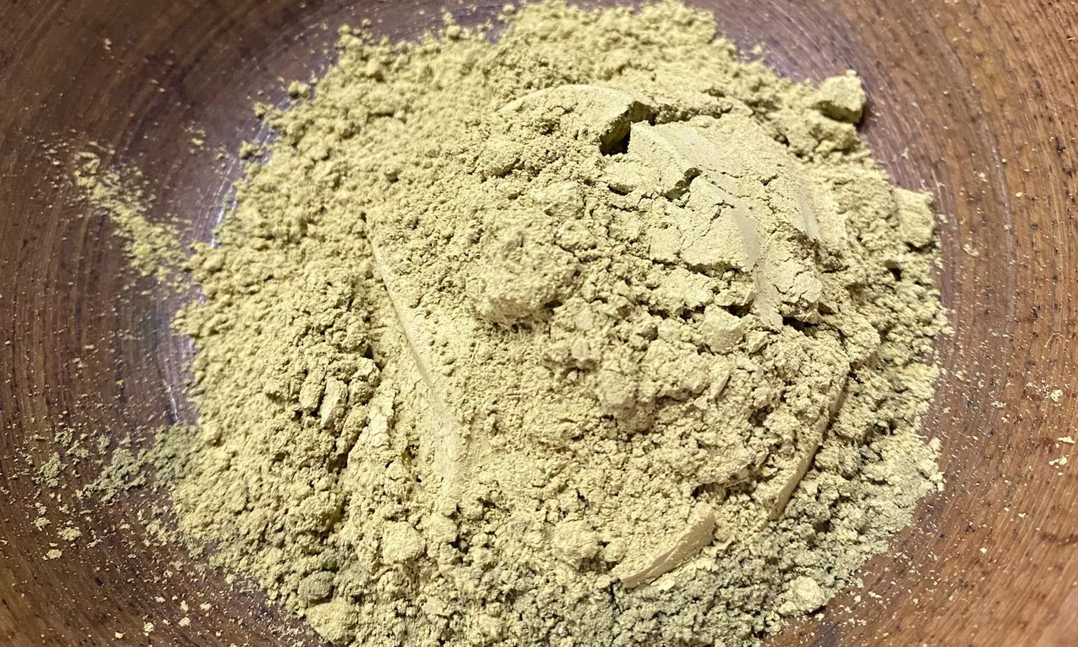 Sesión de peluquería con coloración con barros en raíz, lavado y corte