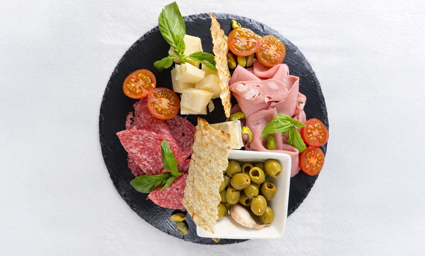 Image 12: Aperitivo italiano con copas y picoteo para 2 o 4 en hotel 5 estrellas