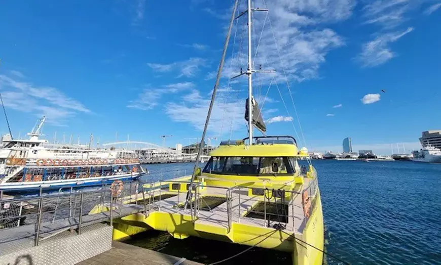 Image 9: Paseo de 1 hora en catamarán a vela por la costa de Barcelona 