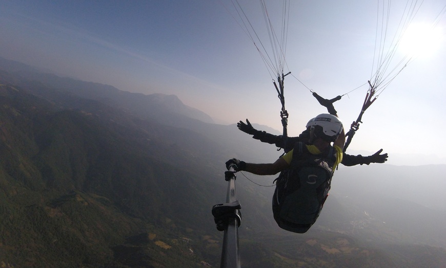 Image 4: Vuelo en parapente biplaza con instructor titulado para 1 persona 