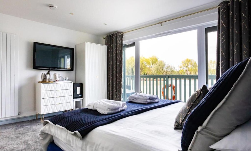 Image 14: Worcestershire: Choice of Lakeview Cabin with Breakfast