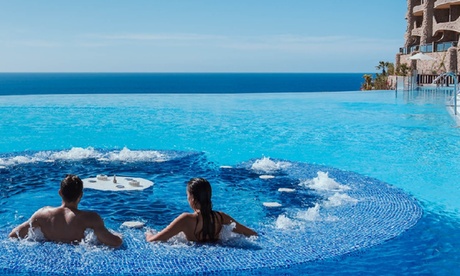 Day pass en las piscinas del hotel con almuerzo buffet masaje de 25 min. y circuito de spa baño turco y sauna para 2