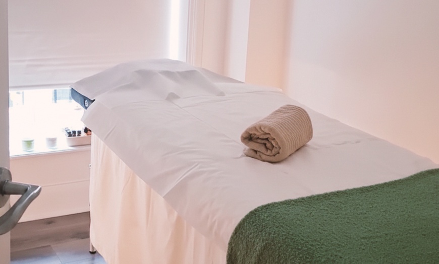 Image 2: Get Classic Relaxation Massage / Choice Of Lymphatic Spa Treatment