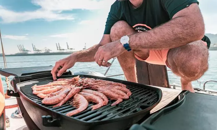 Paseo en barco con cava y picoteo para 2, 4, 6, 8 o 12 personas