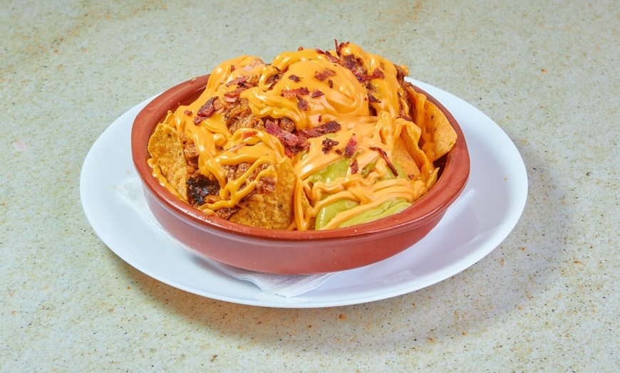 Image 11: Menú para 2 o 4 personas con entrantes, principales, postres y bebida
