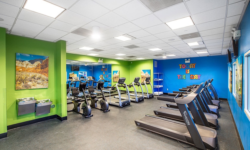 Image 14: Relax, unwind, and enjoy easy access to the Las Vegas Strip