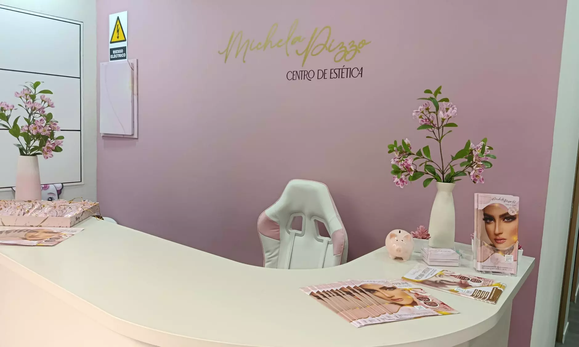 Laminado de cejas con diseño, depilación y tinte personalizado