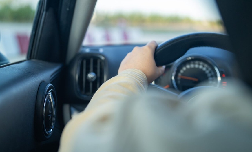 Image 3: Curso de conducción para 1 niño con simulador, gafas y buggies