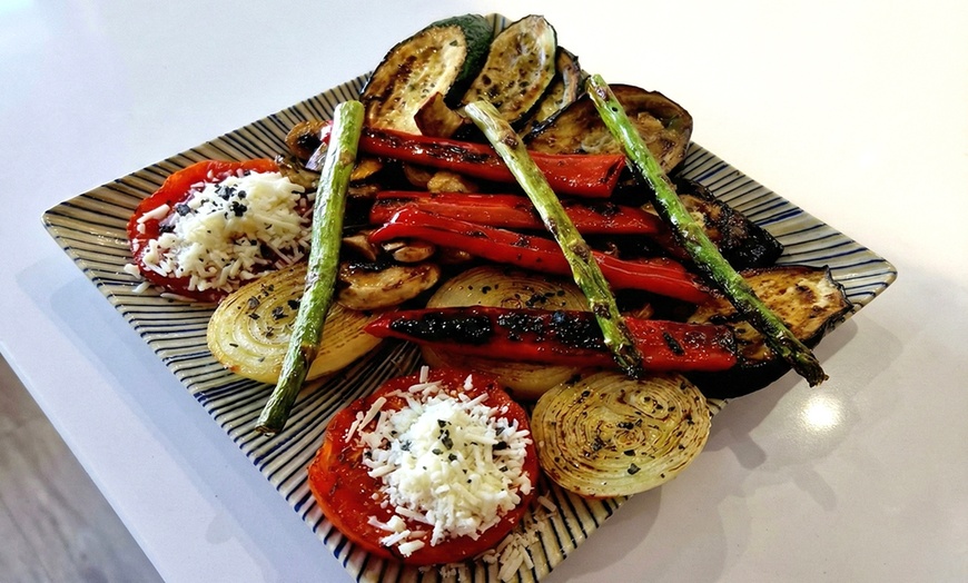 Image 8: Menú de picoteo para 2 o 4 personas con raciones y bebidas
